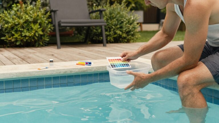 Comment lire bandelette test piscine pour analyser l'eau de piscine